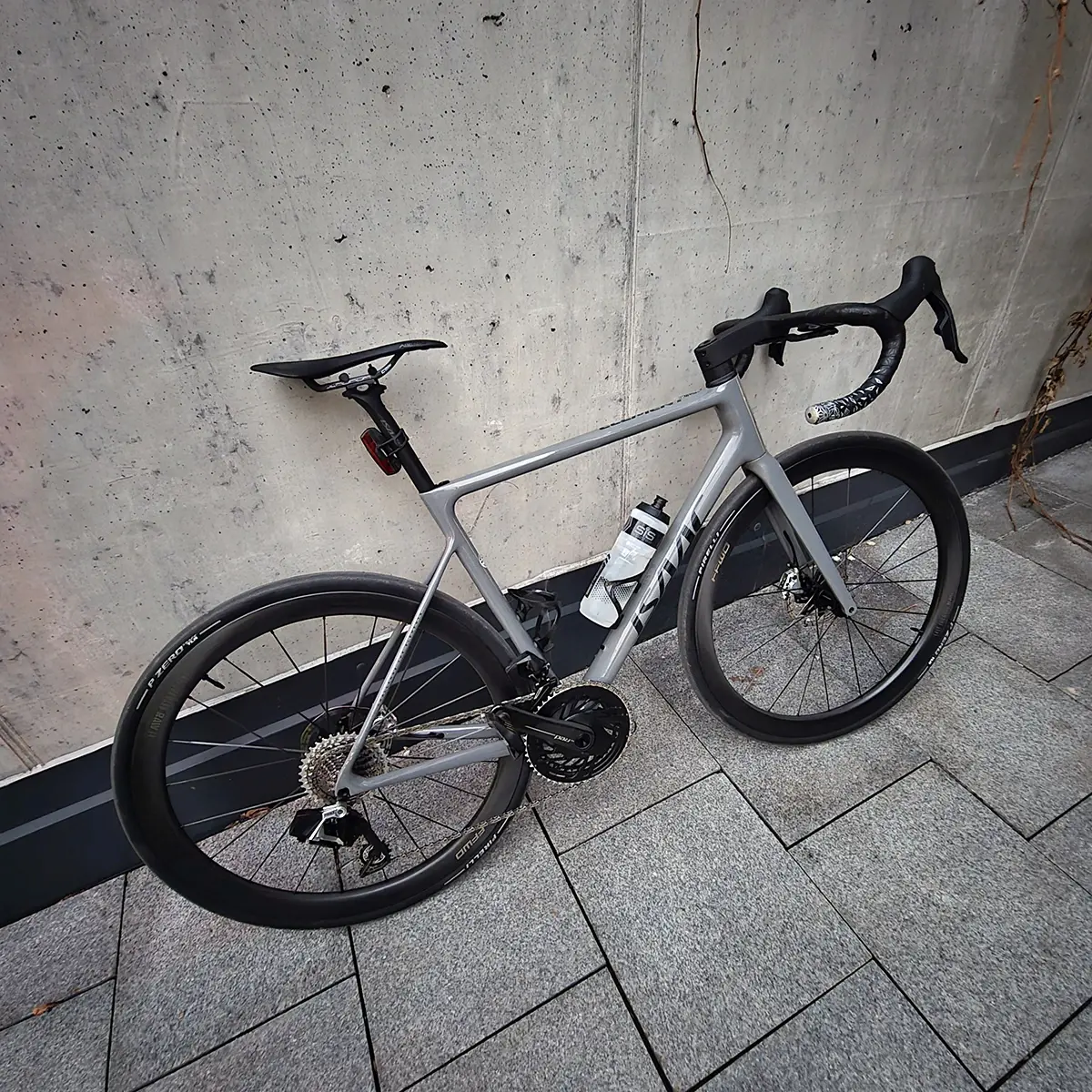 Cestný bicykel Isaac Element v prevedení Granite Grey